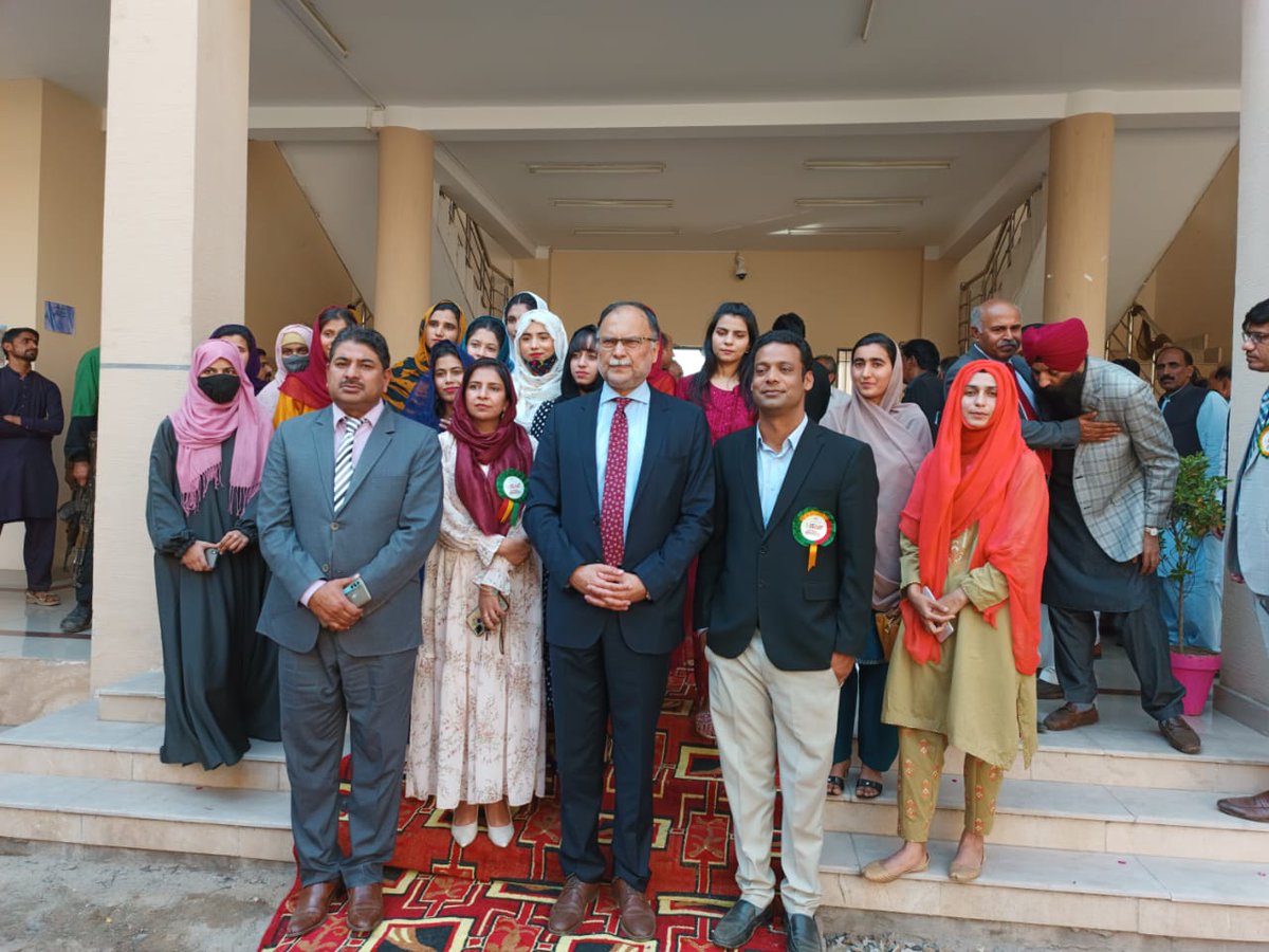 ch_smb's tweet photo. نا رواں یونیورسٹی آج پانچ سال کی ہو چکی۔ مجموعی طور پانچ ہزار طلبہ میں سے 75 فیصد سے زائد طالبات اس یونیورسٹی میں زیر تعلیم ہیں۔ مقامی سطح پر اعلی تعلیم کا سب سے بڑا فائدہ خواتین کو ہوتا ہے۔ #5YearsofUoN
#5YearsofUniversityofNarowal
@Rana_abdullah33 https://t.co/iG33jyvqIZ