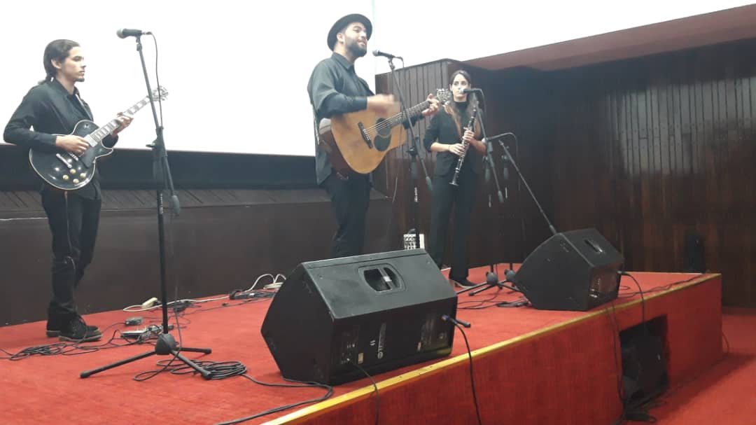 PartidoPCC's tweet photo. Un alto en las tareas cotidianas para homenajear de forma especial, con música y poesía, a las mujeres que habitan diariamente la sede del CCPCC: cuadros, funcionarias, especialistas, trabajadoras de apoyo y servicios. Abnegadas, hermosas y valientes  cubanas #MujeresEnRevolución https://t.co/09J9GRK1To