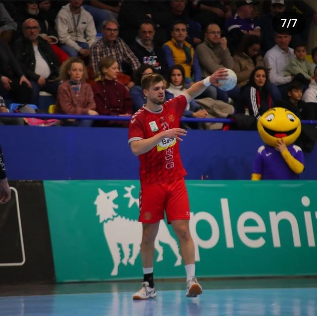 EsportGironi's tweet photo. HANDBOL-El sarrianenc @perearnau3 va marcar 2 gols en el triomf del @BmHuesca davant el @CdadLogrono (33-29), en la 20a jornada de la Lliga Asobal.
El conjunt aragonès puja fins a la 11a posició.
📸 Santi Molina
#HCALOG #BadaHuesca #LigaPlenitudeASOBAL https://t.co/fiWh3egZ9v