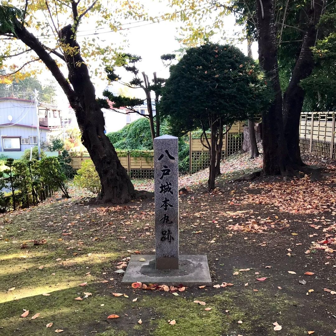 青森県・八戸城！八戸藩の誕生とともに藩主の居城と定められ江戸時代は八戸藩の政治の中心地・本丸と二の丸、外堀で構成されていたとされ現在は三八城神社が鎮座し一帯は三八城公園として整備されいる