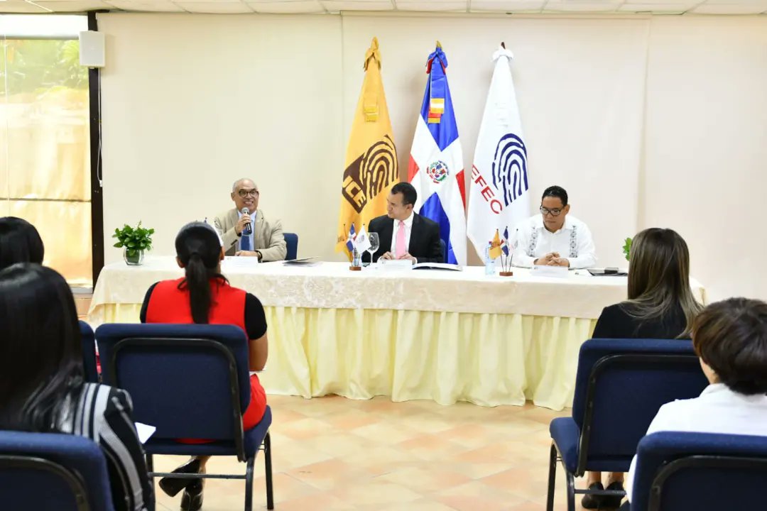 iespec's tweet photo. El #PresidenteJCE y coordinador del Consejo Académico de la EFEC, @RomnJquez, se reunió este miércoles con los supervisores y asistentes que trabajarán en el Diplomado Especializado en Administración Electoral, que inicia  este sábado en todo el territorio nacional. https://t.co/QfefMULy85