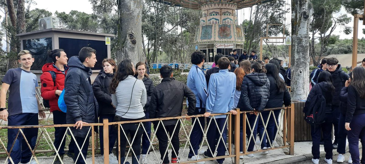 FSanBernardo1's tweet photo. Nuestros valientes científicos 👨‍🔬 de 4º ESO han pasado el día en el Parque de Atracciones 🎢.
Se han podido divertir experimentando la caída libre, el movimiento circular y pendular en las sillas voladoras, lanzaderas, el abismo@y la máquina. #VuestrasMetasNuestrosSueños https://t.co/DV195OBPYy