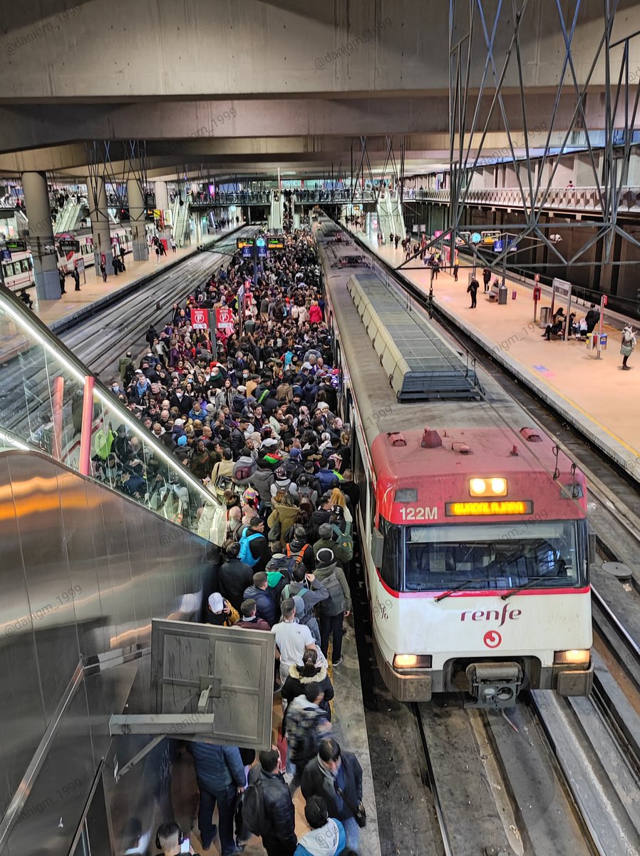 danigm_1999's tweet photo. El pan de cada día, un andén engullido por la multitud y muchas personas sin poder subir a un tren que le quedaban 4 min desde hacía más de 20. https://t.co/eysj4u7Vg2
