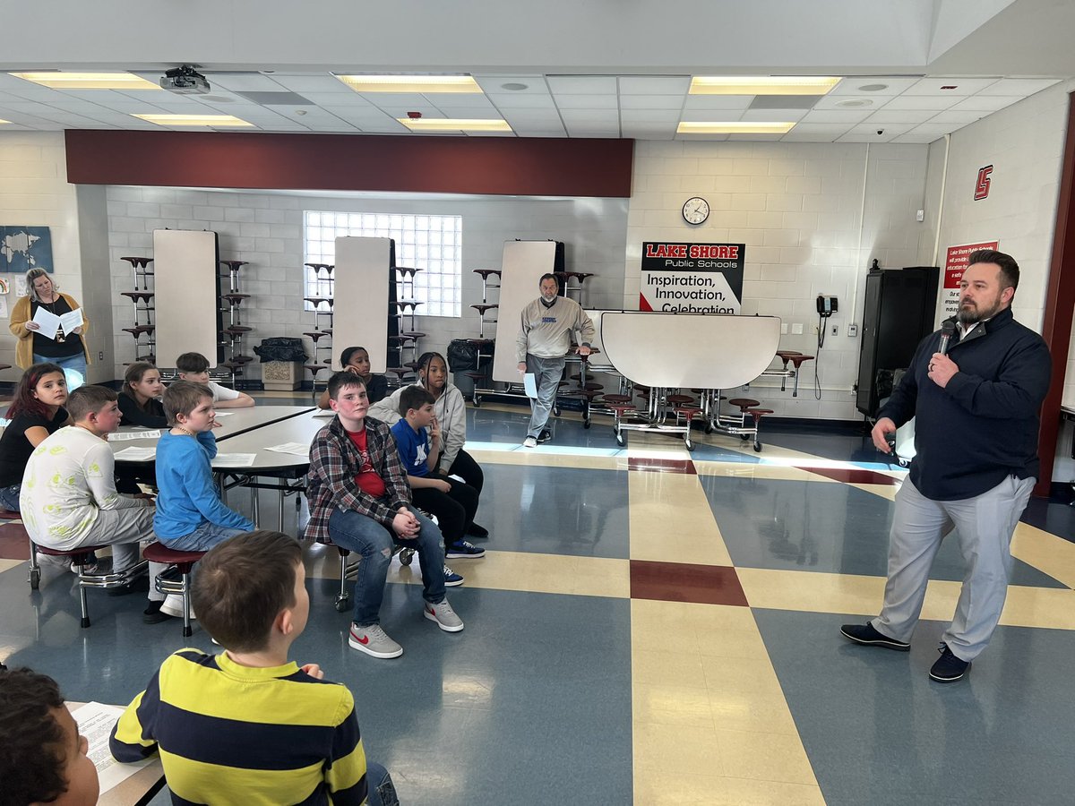 <a href="/cmtjohnson/">KMS Principal Guy</a> from <a href="/KMSClippers/">KMSClippers</a> talking to our 5th graders about setting up their schedules for middle school. Always a fun time each spring!
#MyLSPS