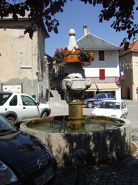 MonumentumFr's tweet photo. Fontaine sur la place à #Chorges (#HautesAlpes) Construction 2e quart XVIe siècle. Fontaine sur la place : inscription par arrêté du 11 octobre 1930.
Suite 👉 https://t.co/7tBVAyfvb5
#Patrimoine #MonumentHistorique https://t.co/k4kRUm43Ut