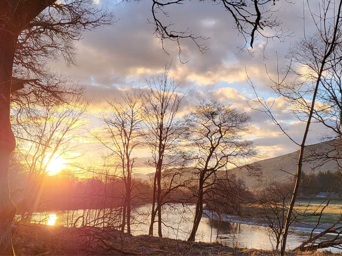 Stunning sunset this evening - taken on the banks of the Tay along from <a href="/DewarsAberfeldy/">Dewar's Aberfeldy Distillery</a> 💙

#VisitAberfeldy #TurnOffTheA9 #naturesbeauty #SpringSunset #ConnectWithNature #Aberfeldy #Perthshire