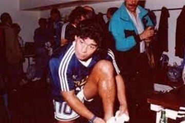 Pelusa10Eterno's tweet photo. "Así que la FIFA no quiere que juegue...". 

Durante su primera suspensión, juntando fondos para la familia de Juan Gilberto Funes, fallecido hacía muy poco. Se jugó 12 contra 12 y haciendo los laterales con el pie.

¡Feliz cumple y un beso al cielo, Búfalo!

#DiegoEterno https://t.co/AAlO6b1mBE