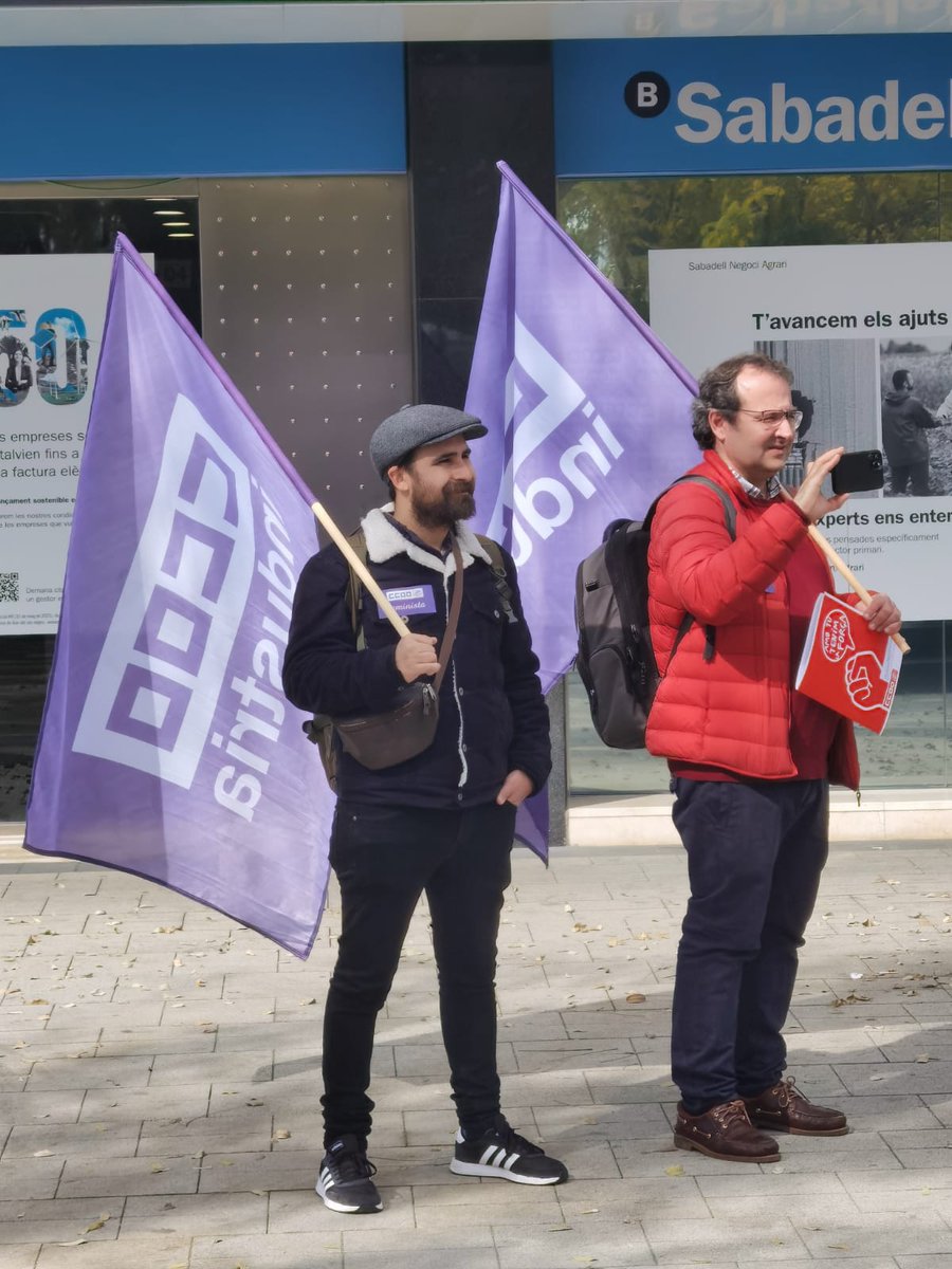 A #Mercabarna avui també hem commemorat el #8M, i cada dia lluitem per 
✅ L' Igualtat 
Per acabar amb:
➡️ Bretxa Salarial 

Lectura del manifest de <a href="/ccoocatalunya/">CCOO de Catalunya</a> amb delegats i delegades MB i docents d <a href="/InsAlimentsBCN/">Institut dels Aliments de Barcelona</a> 
#plansQueFuncionen