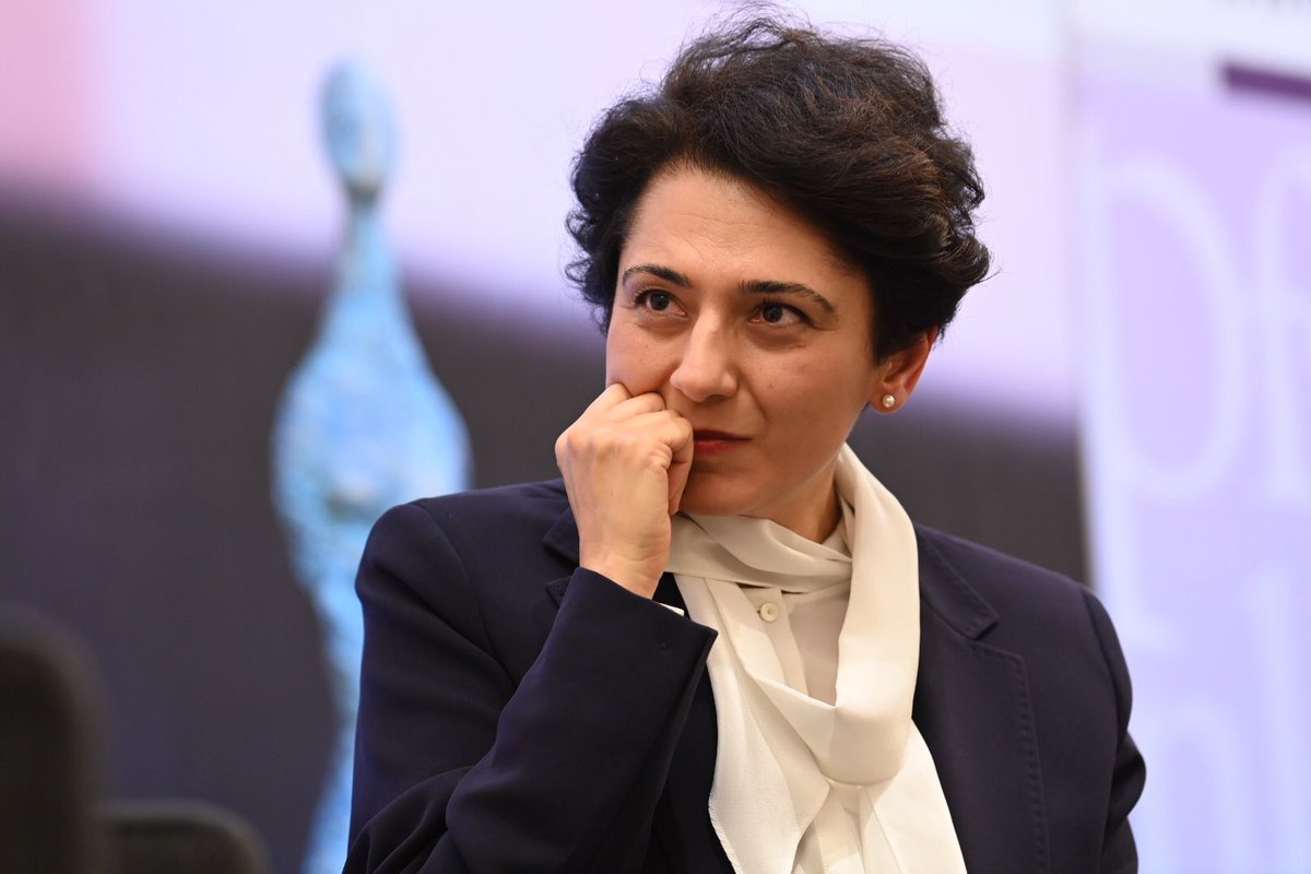 .<a href="/GolinehAtai/">Golineh Atai</a> bedankt sich mit bewegenden Worte für Auszeichnung mit Marie Juchacz-#Frauenpreis durch Ministerpräsidentin Malu #Dreyer und widmet ihn den mutigen Frauen im #Iran: Dieser Preis ist ihr Preis.