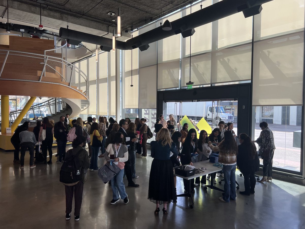 CcteMrs's tweet photo. Women Who Inspire Conference ⁦@UCSDPark_Market⁩ with our ⁦@sdschools⁩ students from many of our #SDUSDCCTE classes throughout our High Schools. 🎓🎓 ⁦@smvielma⁩ ⁦@PartnerSD⁩ ⁦@ViasatInc⁩ https://t.co/nvB7trlSpt