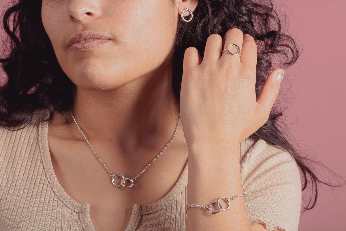 Our Forever Connected Earrings! 🔥 These chunky sterling silver earrings feature a geometric  open circle  design, symbolizing an unbreakable bond.
#ForeverConnected #Earrings #MinimalJewelry #daintyjewelry #handmade #chunkyjewelry #giftforher #bond #bondedforever