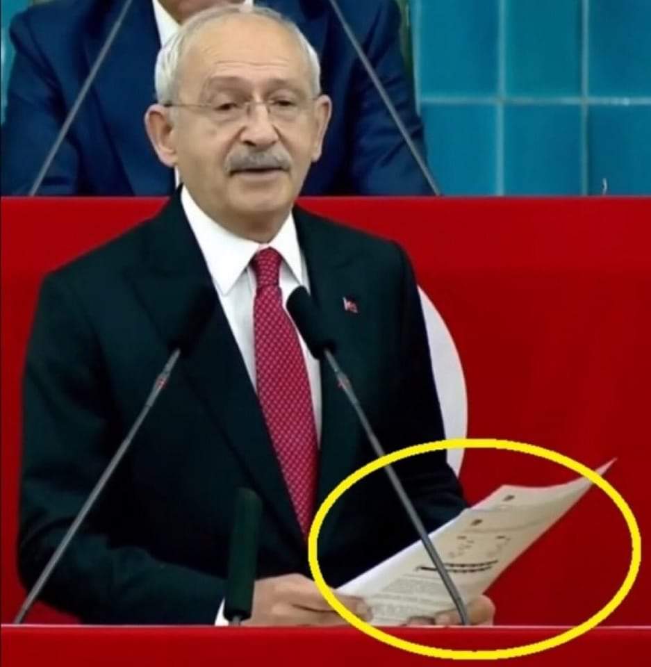 Konuşmasını kullanılmış A4 kâğıdının arkasına not alıyor.
İsraf saray yerine Çankaya'da görev yapacağını söylüyor.
Yemeğin etli tarafını yanındaki çocuğa doğru çeviriyor.

Bu adama "çal" deseniz de çalamaz ki!
