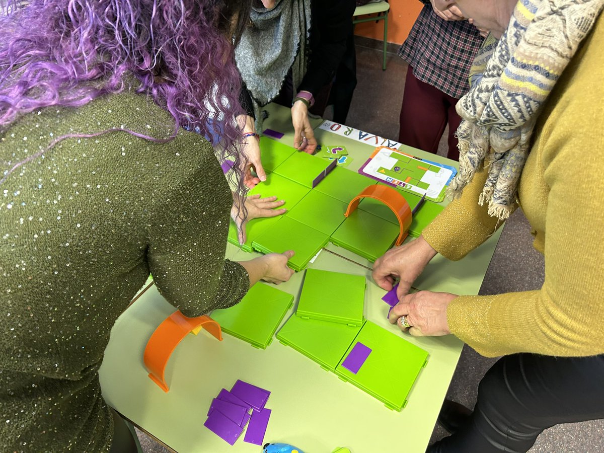 CEIPBoecillo's tweet image. Seguimos de formación con nuestros #mentoresdigitales Alberto e Isabel, en esta sesión con #beebot #bluebot #andy y #robotmouse @educacyl @CDE_Valladolid @mates_CFIEVA @cfievalladolid