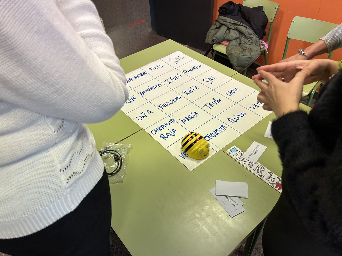 CEIPBoecillo's tweet image. Seguimos de formación con nuestros #mentoresdigitales Alberto e Isabel, en esta sesión con #beebot #bluebot #andy y #robotmouse @educacyl @CDE_Valladolid @mates_CFIEVA @cfievalladolid