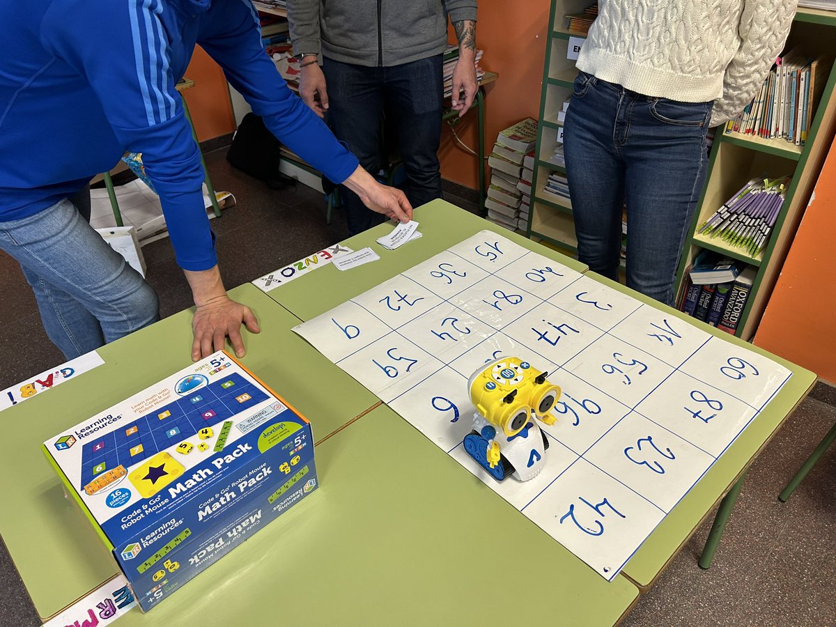 CEIPBoecillo's tweet image. Seguimos de formación con nuestros #mentoresdigitales Alberto e Isabel, en esta sesión con #beebot #bluebot #andy y #robotmouse @educacyl @CDE_Valladolid @mates_CFIEVA @cfievalladolid