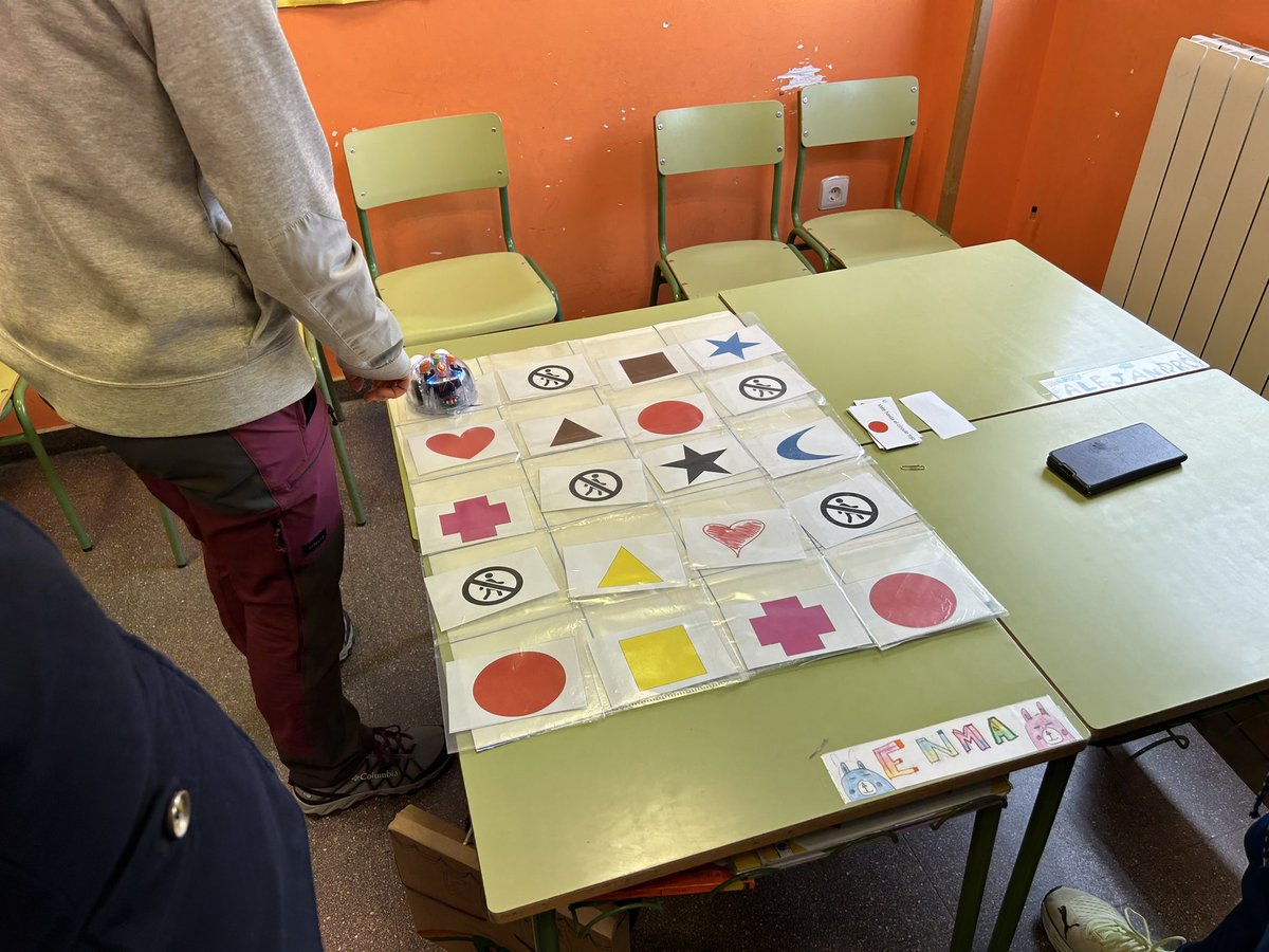 CEIPBoecillo's tweet image. Seguimos de formación con nuestros #mentoresdigitales Alberto e Isabel, en esta sesión con #beebot #bluebot #andy y #robotmouse @educacyl @CDE_Valladolid @mates_CFIEVA @cfievalladolid