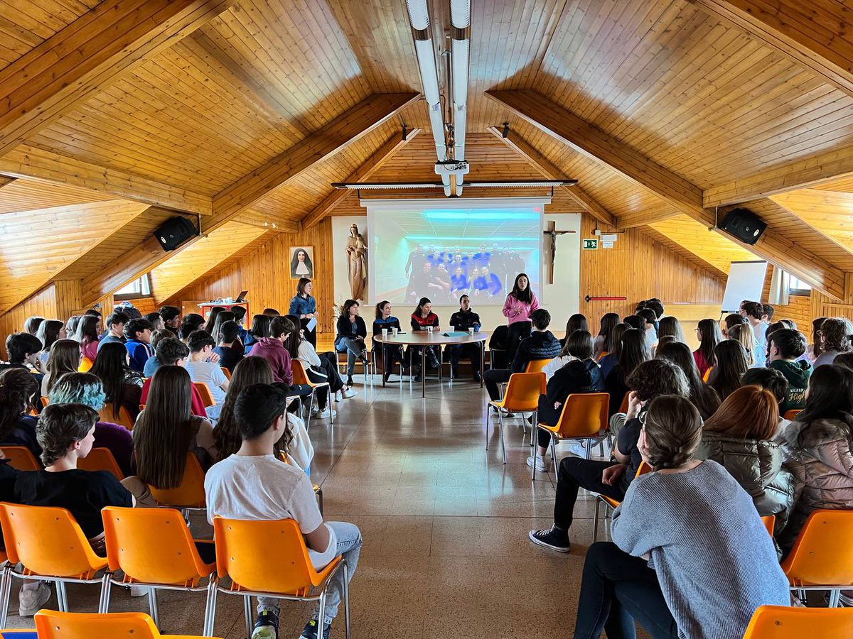 SantErmengol's tweet photo. La constància, la superació, l’autoconeixement i la disciplina han estat valors protagonistes a la tertúlia d’aquest #8M.
💬 Els i les alumnes han pogut compartir els seus neguits i experiències amb les agents de la @andorrapolicia, @bombersandorra i del cos de #Duana. https://t.co/htjRv2DWpG