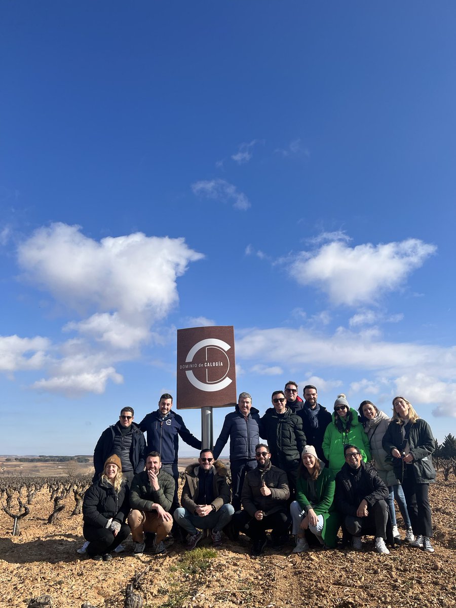 JavierdiazSomm's tweet photo. 🍇🍇🍷🍷Gran visita a una Nueva Gran Bodega @DCalogia junto al equipo de Madrid de @vilaviniteca 🍷🍷🍇🍇
.
.
#vilaviniteca #dominiodecalogia #riberadelduero #tempranillo https://t.co/LrnvSLkHC9