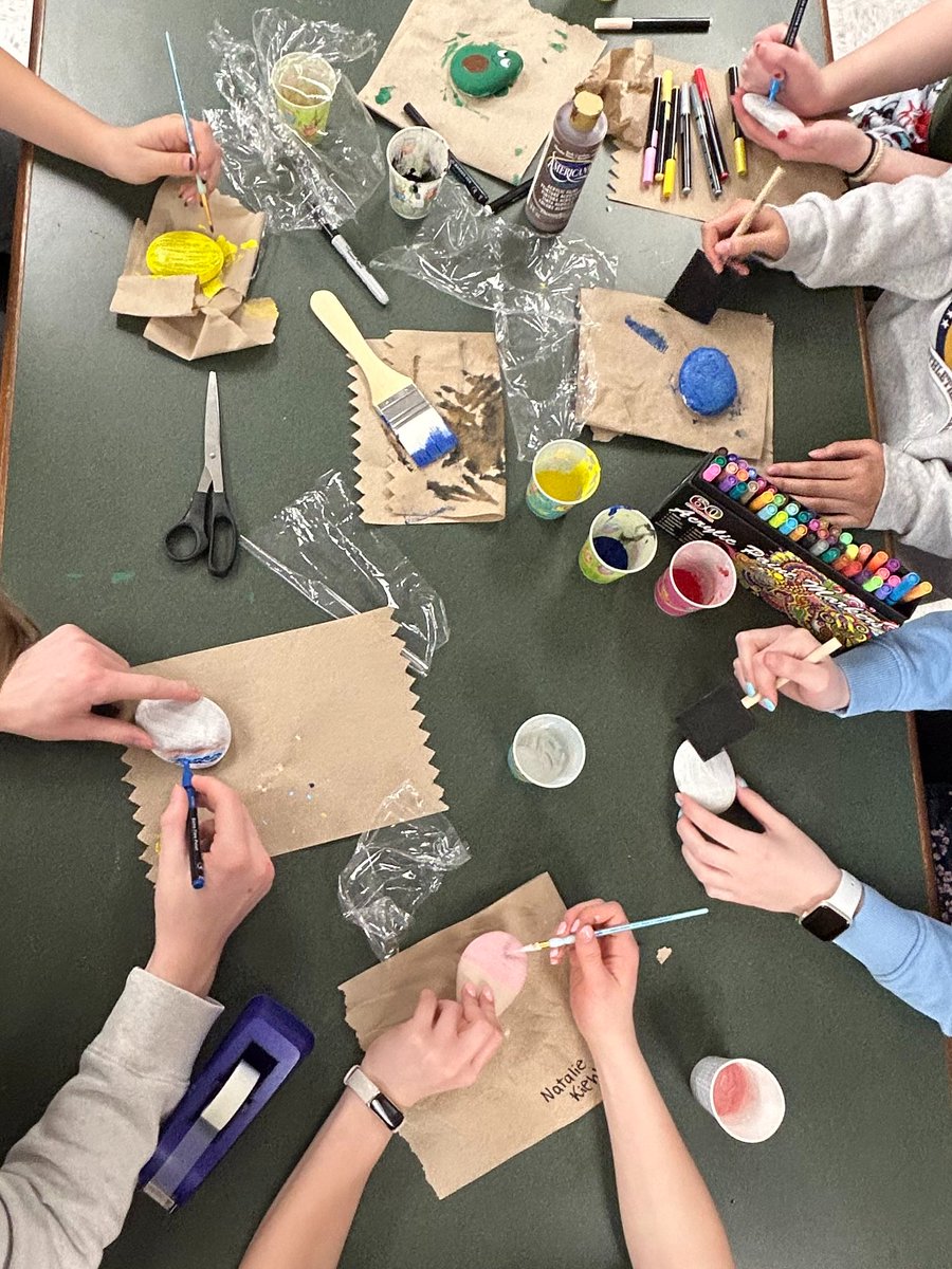 HoltLibrary's tweet image. So much painting during Power Lunch today! Not a phone in sight! We love NoTech/LowTech  #TeenTech #WSDLibraries