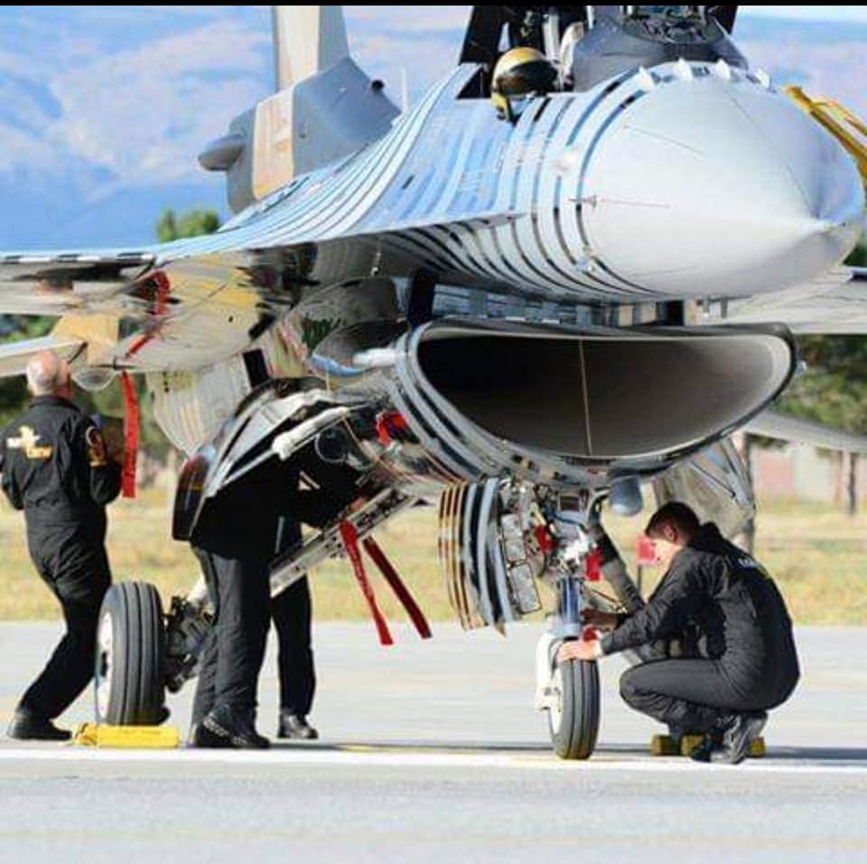 fullmox's tweet photo. #AstsubaylarıÜzmeyin
Bakmayın ünvanımızın 'Ast' ile başlamasına. Aslında bizler çok 'üst' düzey işler yapan adamlarız...Bizler olmasak uçaklar uçmaz, tanklar çalışmaz, silahlar susar‼️ https://t.co/fpTh3yFtVf