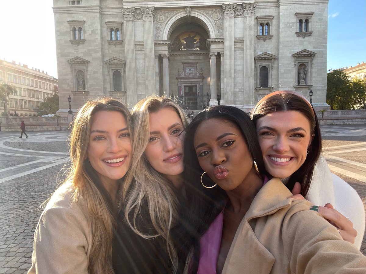 BachelorABC's tweet photo. Sightseeing &amp; selfies 🥰 #TheBachelor https://t.co/tTPakjB023