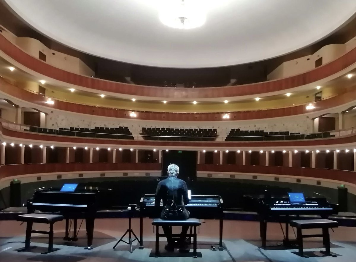 ClaudioBaglioni's tweet photo. #DodiciNoteSoloBis 

#Adria  
#TeatroComunale 
#soundcheck 

@officialFandP https://t.co/Ch1TUHubv9