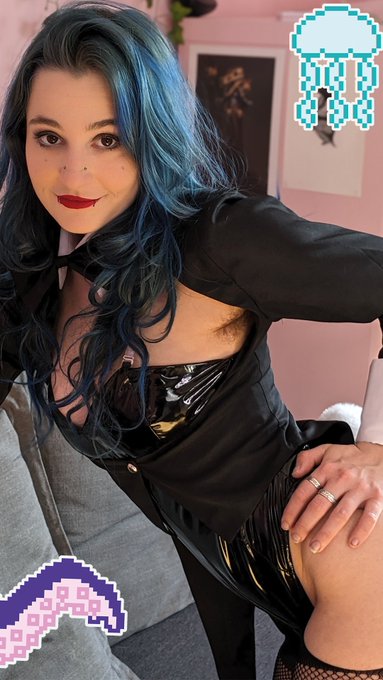 Est-ce que tu m'aimes, quand je me mets sur mon 31 ? 🥰💦  Rejoins ma page VIP 👉https://t.co/roDBfDd6LW