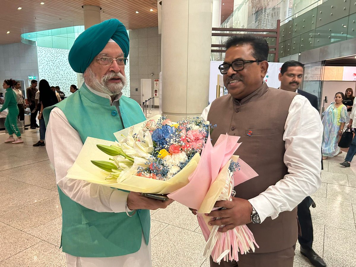 Welcomed Hon'ble Union Minister  <a href="/HardeepSPuri/">Hardeep Singh Puri</a> who is in Mumbai to salute Valour of Chhatrapati Shivaji Maharaj by inaugurating spl Light &amp; Sound Hindi Show at Gateway of India and celebrate the contribution of Nari Shakti on #InternationalWomansDay.