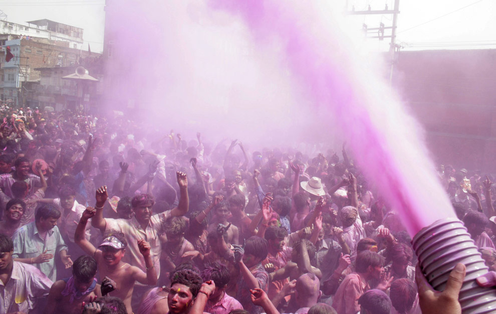 psicodelia's tweet photo. Durante o mês de março os indianos comemoram o #Holi, o Festival das cores. 

O Holi é uma celebração hinduísta, a religião mais antiga da Índia. Por isso a festa está baseada em várias de suas mitologias, uma delas é a lenda de Krishna e Radha. 

🧵 https://t.co/lRAiGPfonV