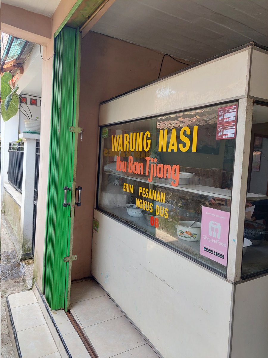 DanielHerawan's tweet photo. Orang #cimahi pasti tau....
#warungnasi #ibubantjiang #ramesanibubantjiang #hiddengem #enak #enakpisan https://t.co/7ZvUVXPRsG