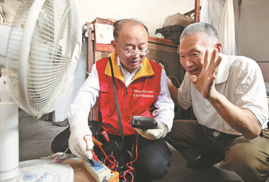 QianHaijun, an electrician for State Grid in the city of Cixi, is serving as a deputy to the National People's Congress for the first time.#NingboVoices #CoastalNingbo #TwoSessions