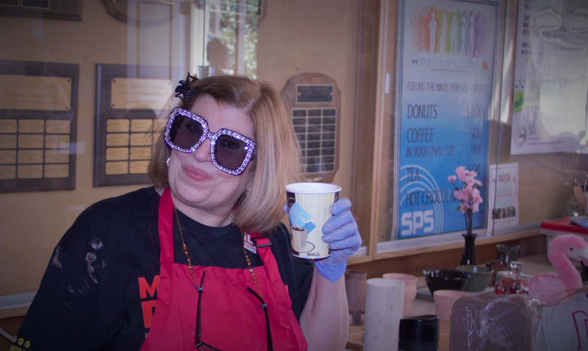 UMDPhysics's tweet image. For decades, Lorraine DeSalvo (&apos;72), nurtured #UMDPhysics folks &amp;amp; facilities go.umd.edu/ld23 . When she retired, friends established an award to honor Physics employees w similar commitment. A #GivingDayUMD option: the DeSalvo fund! go.umd.edu/desal 
#ScienceTerps