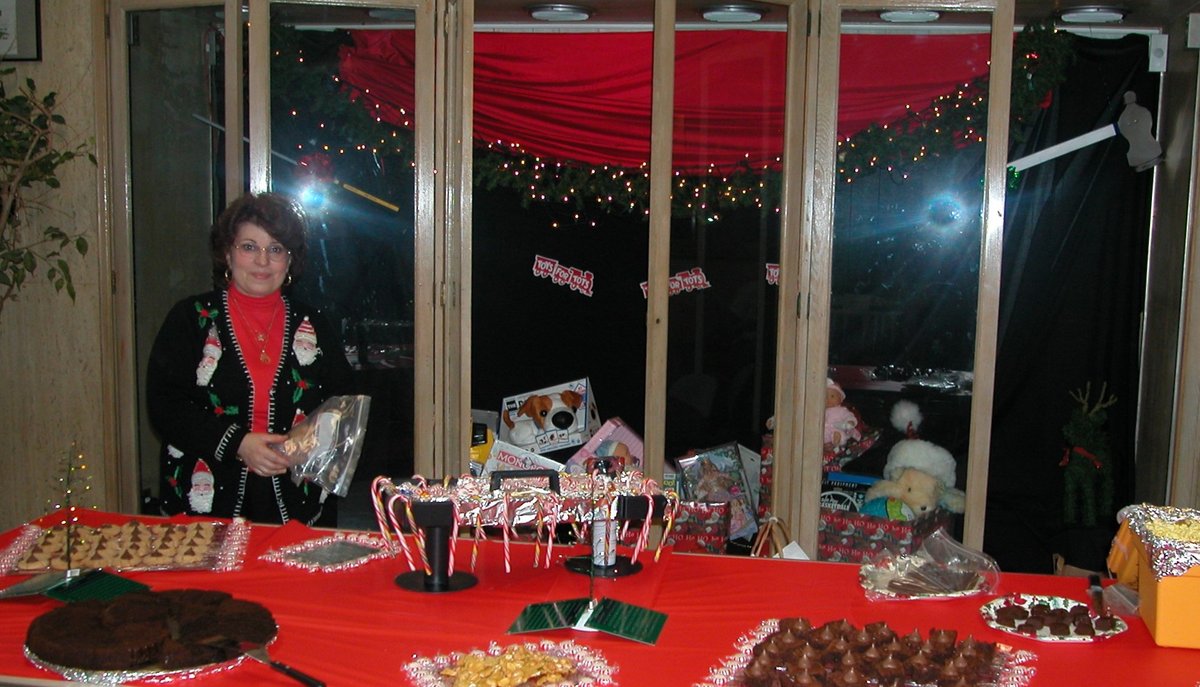 UMDPhysics's tweet image. For decades, Lorraine DeSalvo (&apos;72), nurtured #UMDPhysics folks &amp;amp; facilities go.umd.edu/ld23 . When she retired, friends established an award to honor Physics employees w similar commitment. A #GivingDayUMD option: the DeSalvo fund! go.umd.edu/desal 
#ScienceTerps