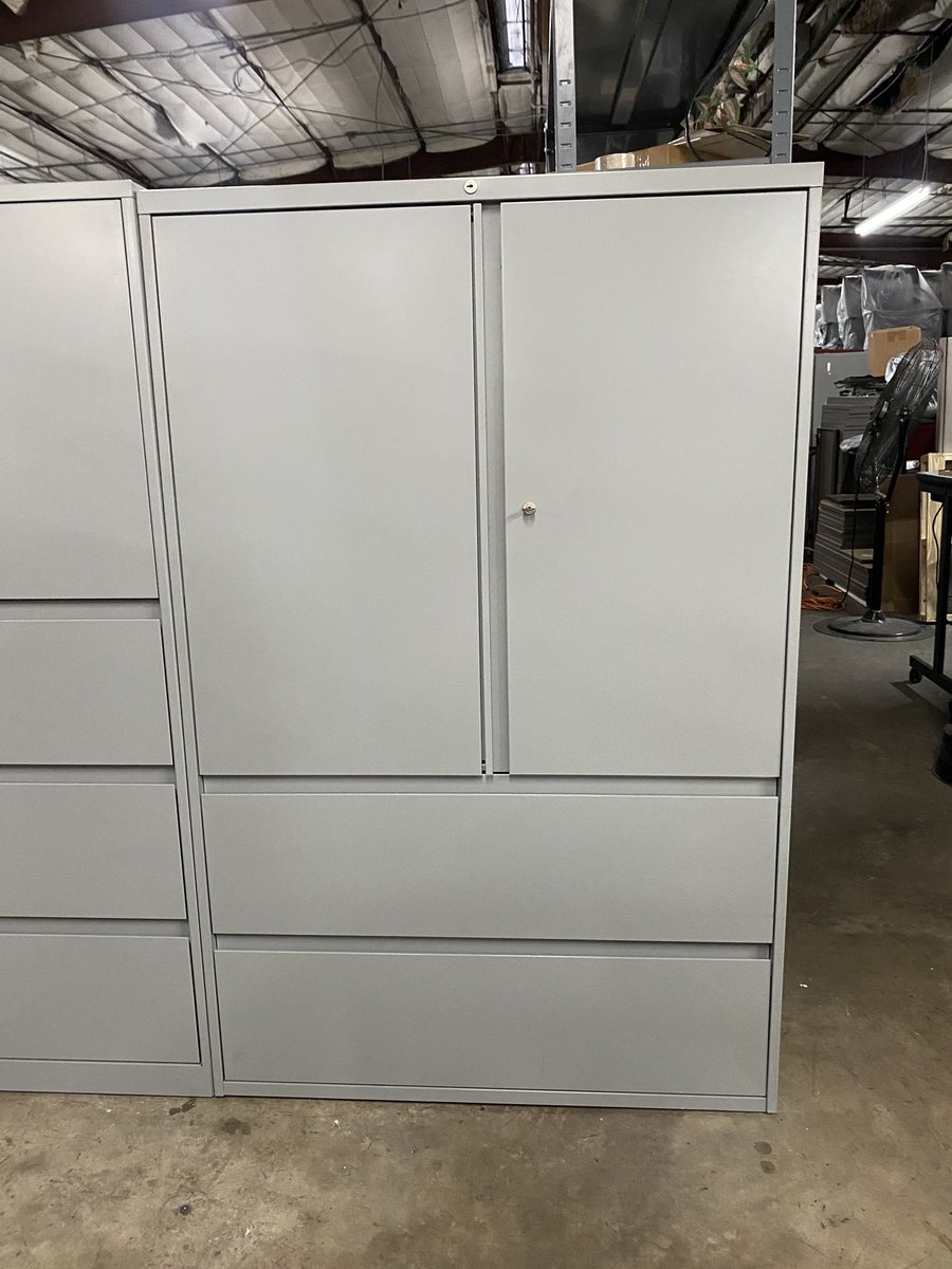 DFSIHOUSTON's tweet image. Steelcase 900 series combination cabinet, commercial grade, heavy duty, metal in gray finish, working lock with key, file hanging frames, fits letter or legal files, dimensions : 42” wide x 18” deep x 64.5” height #steelcase #filecabinets #commercialfurniture #officefurniture