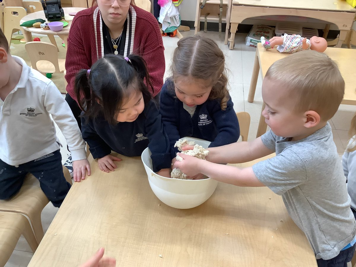 🥣Measuring, mixing, and making play dough together.✨Every day is an exciting adventure learning and growing in the Darling Ducklings #PreNursery classroom!🐥🐥🐥#createyourfuture

#globaleducation #NordAngliaEducation #LincolnParkSchool  #BISCLincolnPark #BISCLP <a href="/NAEducation/">Nord Anglia Education</a>