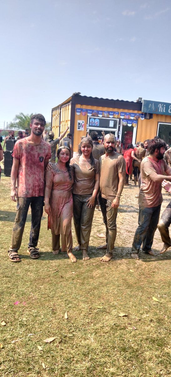 Sandhya28033269's tweet photo. Mud bath 😂😂😂 https://t.co/plYpsYhJF0