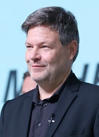 rico_brick's tweet photo. Dieter Bohlen: 
Wäre Deutschland eine Firma, gingen wir pleite.

Robert Habeck:
Wenn Deutschland eine Aktie wäre - würde ich sie kaufen.

Wen würde die Mehrheit wohl eher das Wirtschaftsministerium zutrauen? https://t.co/TONgujjjFd