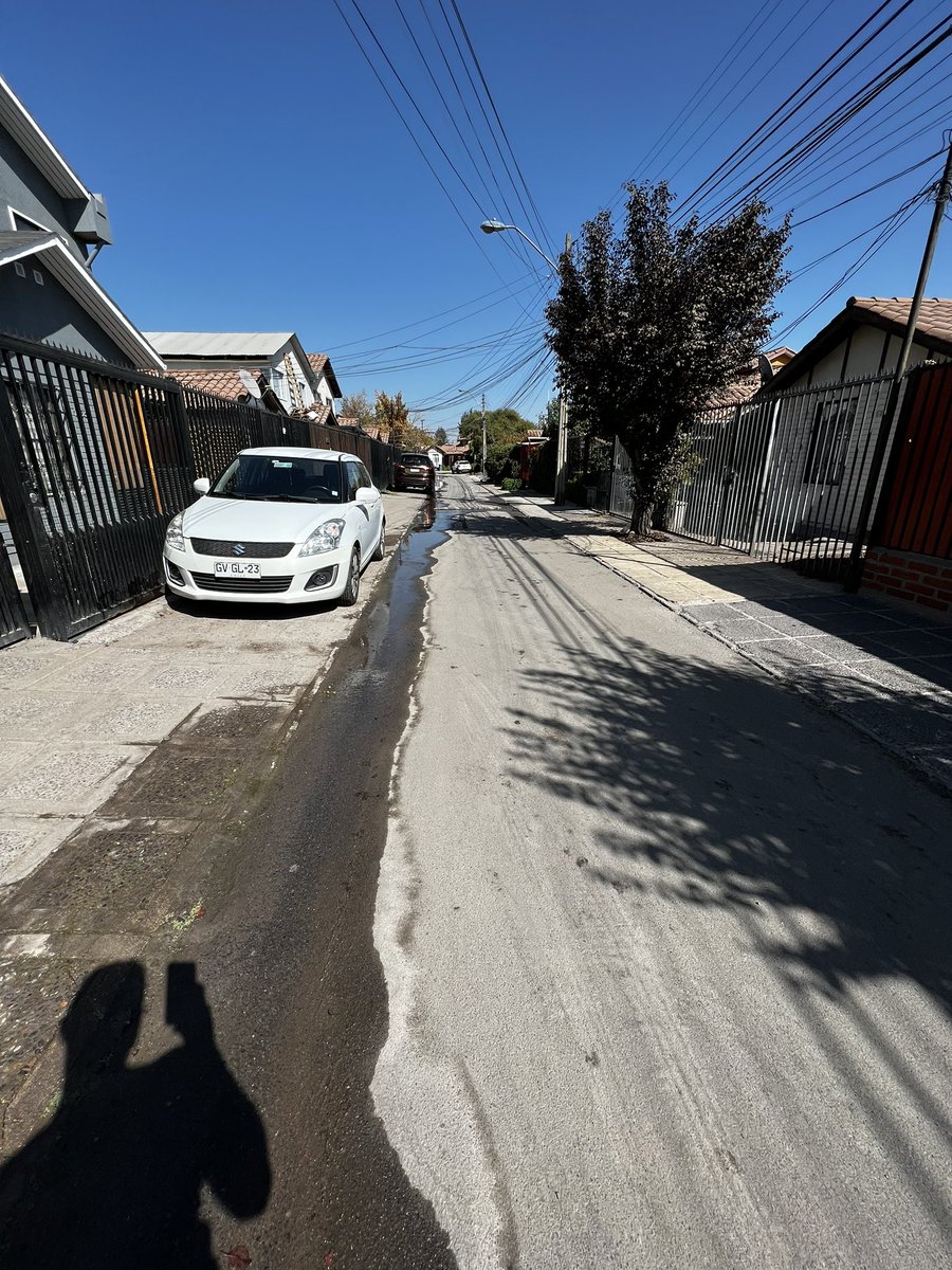 enazar's tweet photo. @aguas_andinas llevo semana esperando que vengan arreglar una fuga de agua! Hoy en día el agua ya llega hasta Santa Amalia. https://t.co/MHtoNCxG9M