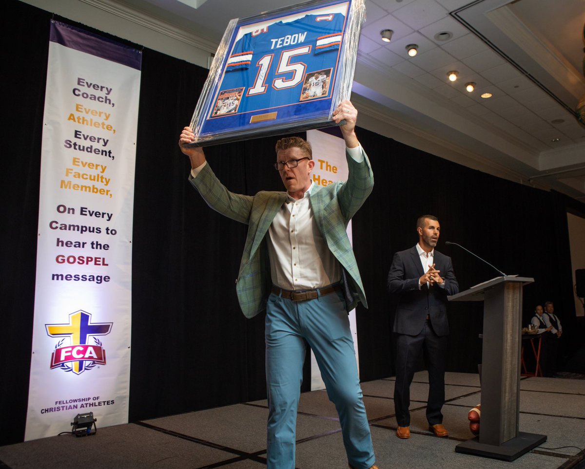 KornblueKicking's tweet photo. 📸 A few photos from the annual SW Florida FCA Celebration Dinner last week. Greatly appreciate Coach Swinney 🐾 , @BirkMatt &amp; so many others for giving their time to help coaches &amp; student-athletes in SW Florida! 🙏🏽 

📍𝙉𝙖𝙥𝙡𝙚𝙨, 𝙁𝙇 🌴 https://t.co/rt6Y8Su0Ai