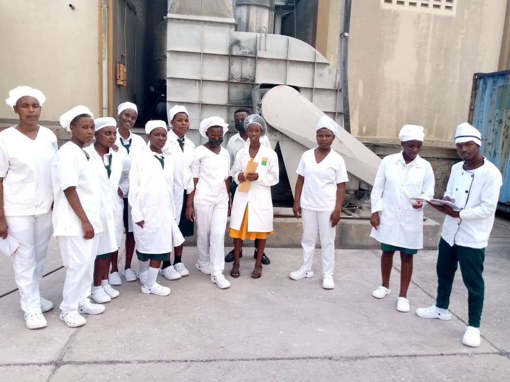 BushokiTVET's tweet photo. This is good activities and we hope that they will  use some skills gained from KINAZI Cassava plants, and they will apply all skills  in their every day activities as a Technicians @ArthurGermond @rulindodistrict @RTB_Rwanda https://t.co/IJSAmk81OO