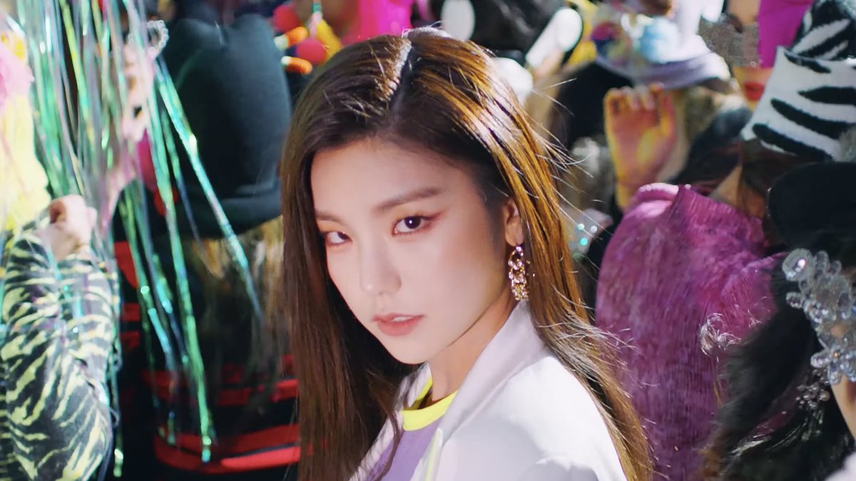 PopBase's tweet image. 3 years ago today, ITZY released ‘WANNABE.’