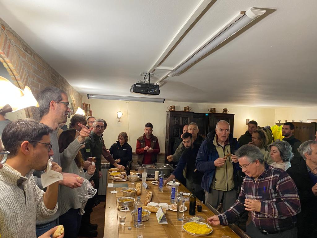 Recuperando fuerzas en la Jornada del <a href="/go_fagus/">Grupo Operativo GO Fagus</a> con un catering!!!..... hay que recuperar para la última parte: Presentación de la mesa interregional.