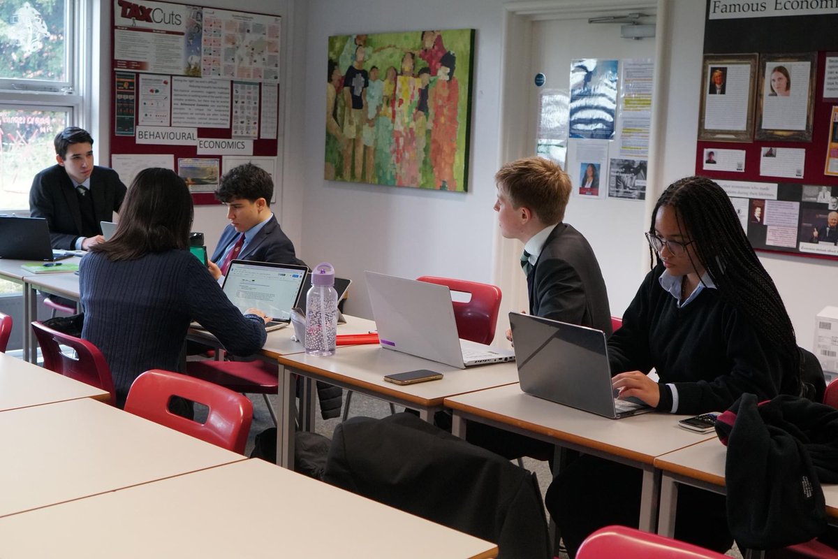 BromsSchool's tweet photo. Earlier this week, a group of students took part in an international Mathematics Modelling Challenge. They had fourteen hours to work the problem independently before submitting their results. #BromsMaths #MathsModelling #MathsChallenge https://t.co/UB9ojf5Z8B