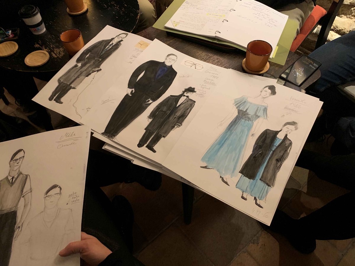 DivadloUngelt's tweet photo. Už za týden se v divadle sejdou Veronika Khek Kubařová, Igor Orozovič a Marek Němec, aby společně poprvé usedli k textu nově chystané inscenace Brácha v režii Pavla Ondrucha. Návrhy výpravy vytvořila Agnieszka Pátá-Oldak. Jak se vám líbí propracovaný svět britského kabinetu🎩🌂? https://t.co/P5MCzxkAQD