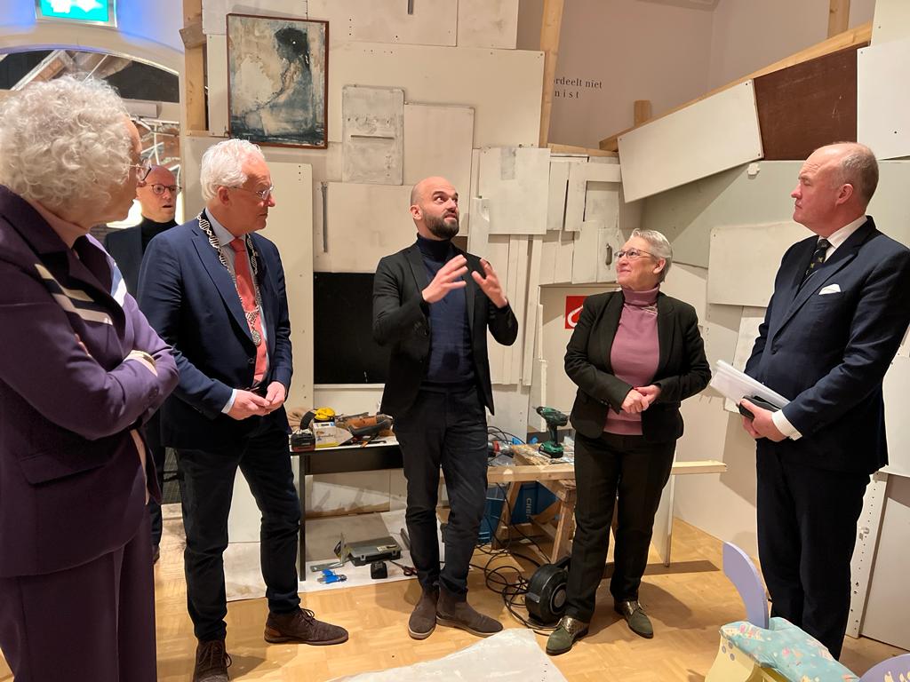 Begonnen IN ons Stijl-icoon Het Van Doesburg-Rinsemahuis en geëindigd IN ons komende Dada-icoon van @martenw (vanaf 28 april te zien!). Over de rol van Museum Dr8888 in regiopromotie én -ontwikkeling. Wiis mei de besite fan ús Kommissaris fan de Kening, Boargemaster én Wethâlder!