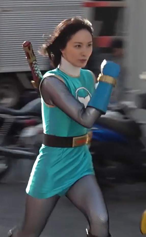 ベテランになってもスカートの中身は隠さない