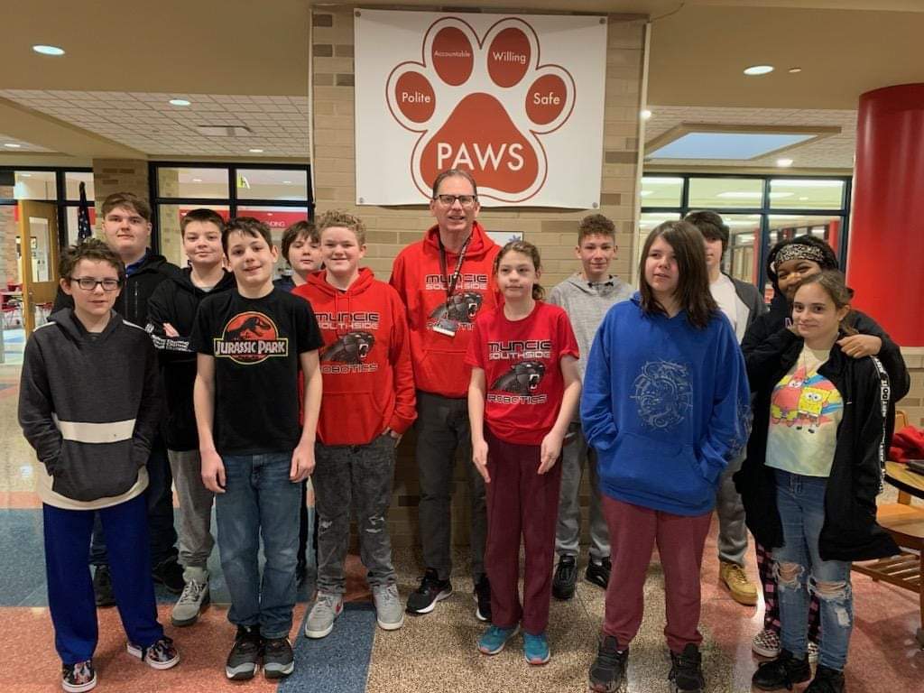 SMS_MCS's tweet image. Mr. Raters and the Robitics Team.  Good things are happening at Southside. #SouthsidePanthers #SMS #MCS