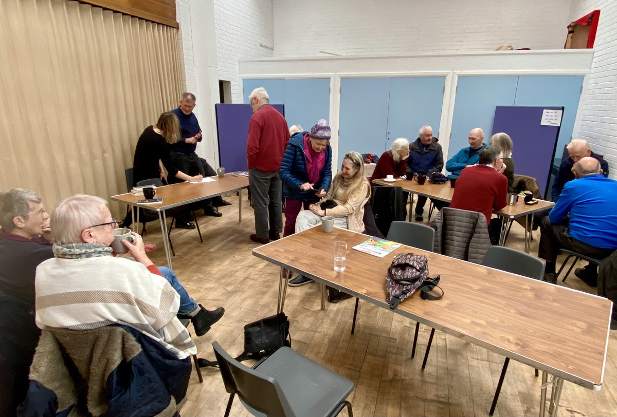 Gaethon ni sesiwn sgwrsio ddifyr iawn yn Yr Wyddgrug y bore ‘ma efo’r awdures a gohebydd <a href="/Elenwynj/">elen wyn jones</a> yn dod aton ni i drafod ei chyfrol newydd #BwrwDail - ymhlith pethau eraill! Diolch o galon i Elen ac i  <a href="/SiopYSiswrnAnn/">Anne Evans</a> am helpu trefnu pethau📚👏#carudarllen @LearnCymraegGDd