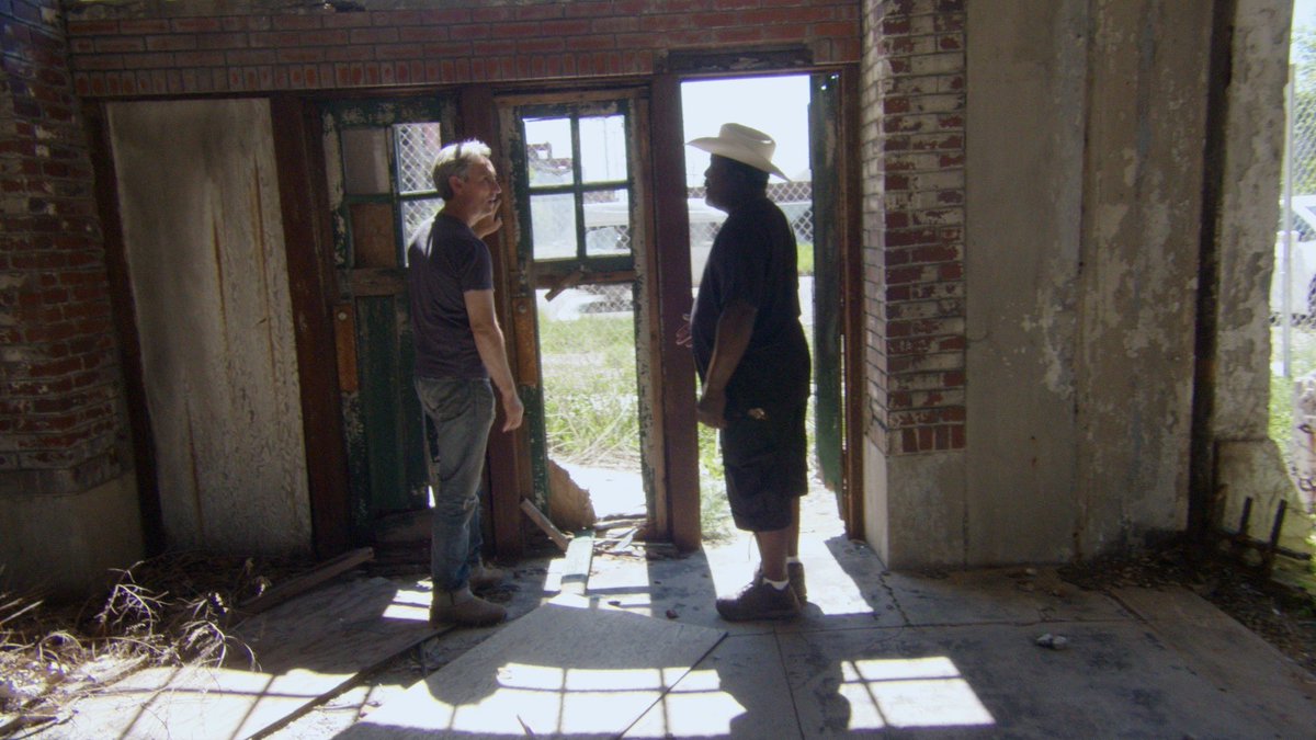 Mike Wolfe (@americanpicker) on Twitter photo @antiquearchaeology team here! 👋 All new episode of <a href="/americanpickers/">American Pickers</a> airs TONIGHT 9/8C on #history 🚐💨 #packardplant #americanpickers #history @antiquearchaeology team here! 👋 All new episode of <a href="/americanpickers/">American Pickers</a> airs TONIGHT 9/8C on #history 🚐💨 #packardplant #americanpickers #history