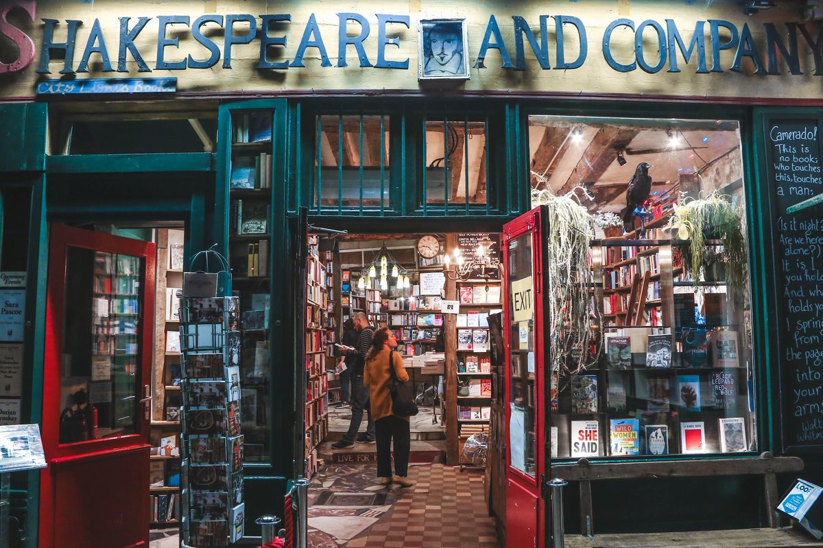 Shakespeare &amp; Company...one of our favorite places...#Paris #Travel #Wednesdayvibe #France #wednesdaythought #books #BookLover #WednesdayMotivation 📸 Mike Cox💖💞